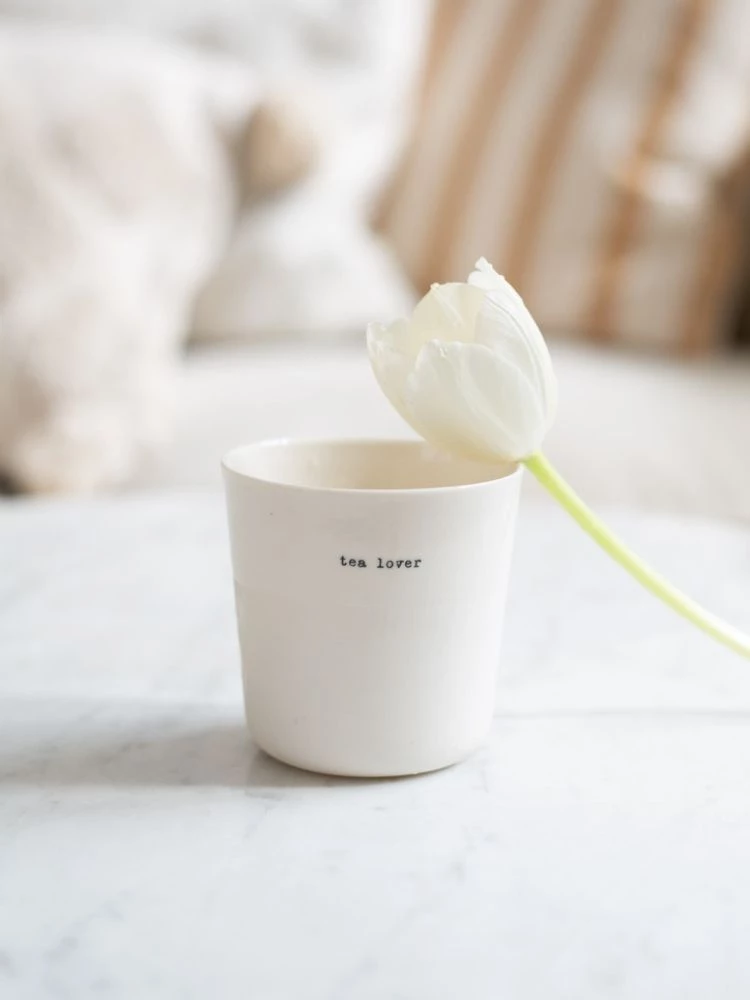 Tasse en porcelaine 350ml par Sophie Masson, inscription Tea Lover. Idéal pour vos pauses thé, supporte le chaud comme le froid et est un objet à la fois utile et décoratif.